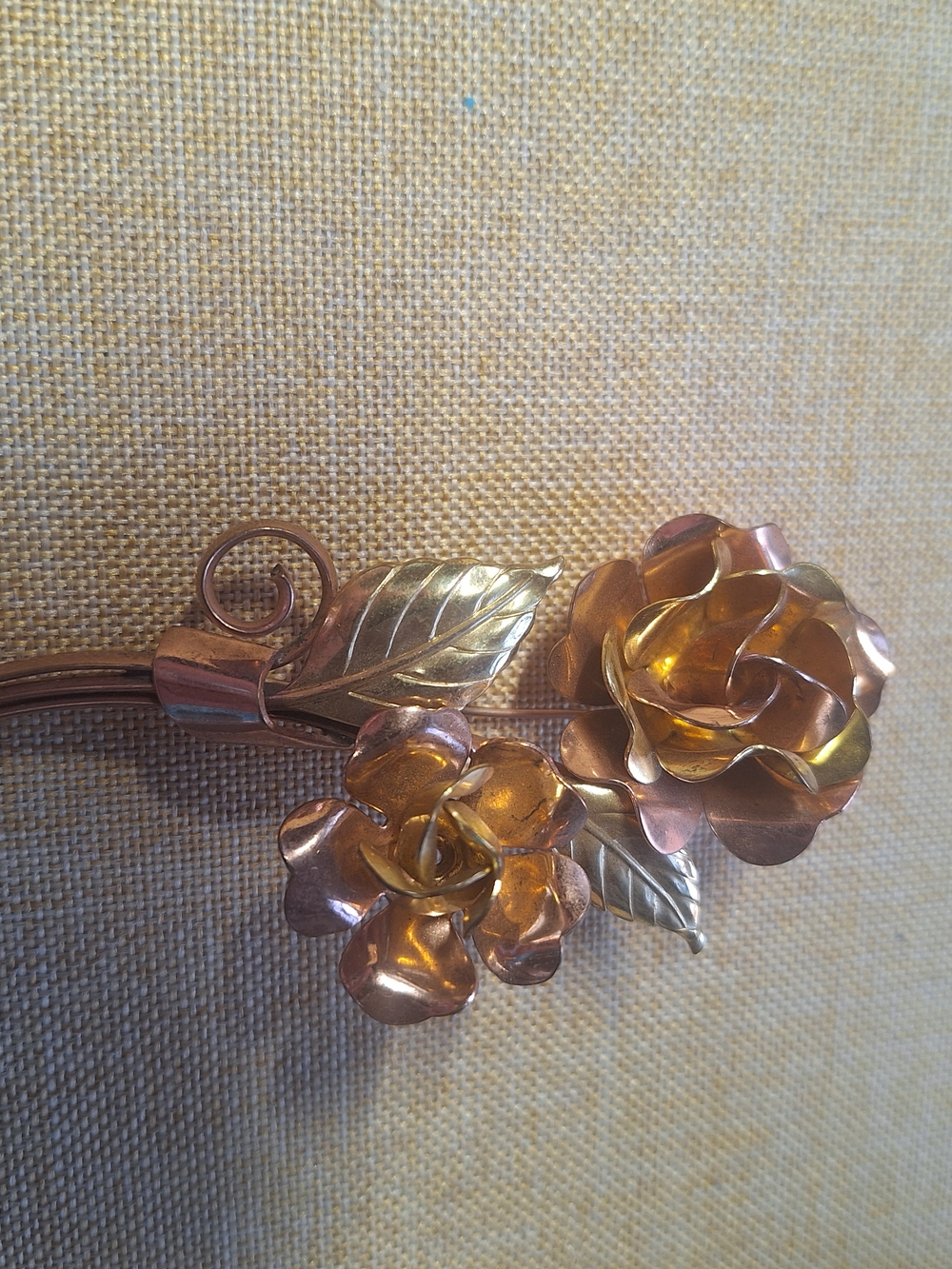 Gold-Tone Double Rose Floral Brooch - Elegant Women's Jewelry